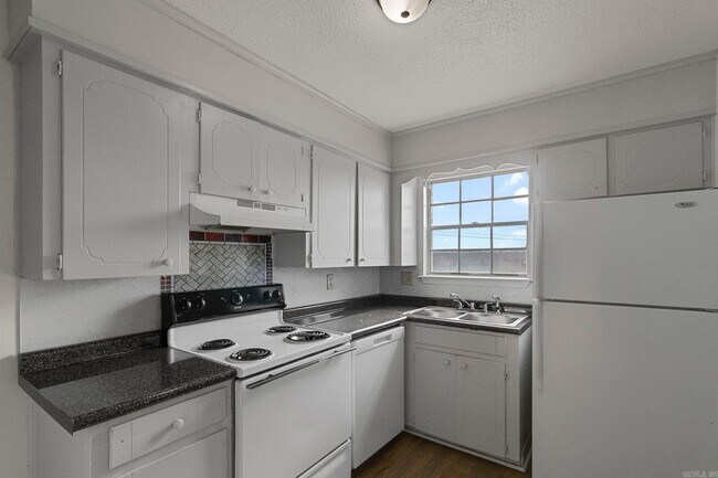 Building Photo - 2617 W 58th St