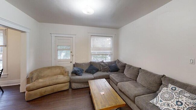 Building Photo - 802 E Kingsley St