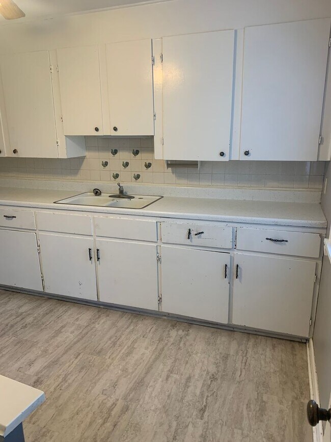 Foto del edificio - 2 bedroom, 2 bath house located near water...