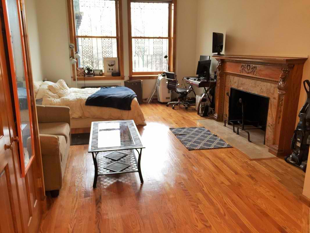 Foto principal - 82 Riverside Dr