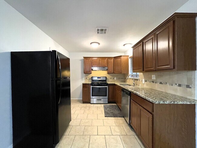 Foto del edificio - COMING SOON! Charming 3 bed 1 bath home minutes away from OCCC! 50% OFF FIRST FULL MONTH