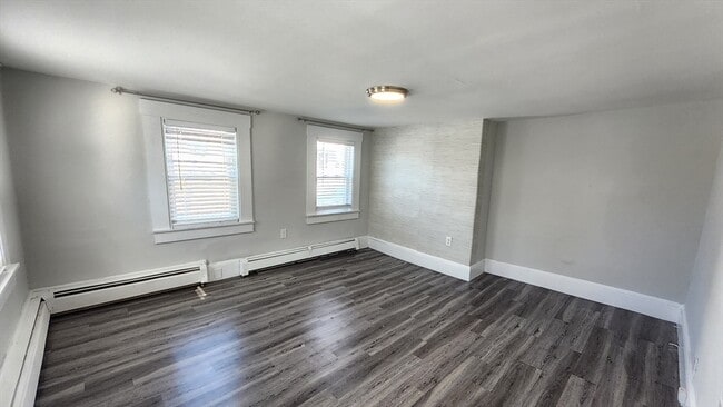 Building Photo - 121 N Main St