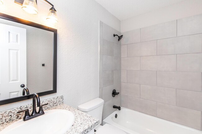 Baño - Bend at Oak Forest Apartments