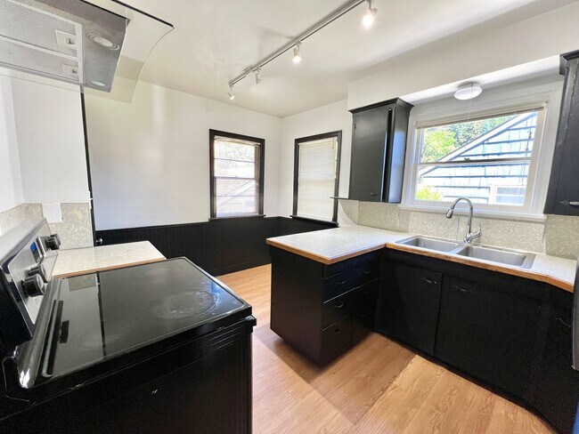 Building Photo - Spacious Mt. Tabor Neighborhood Recently R...
