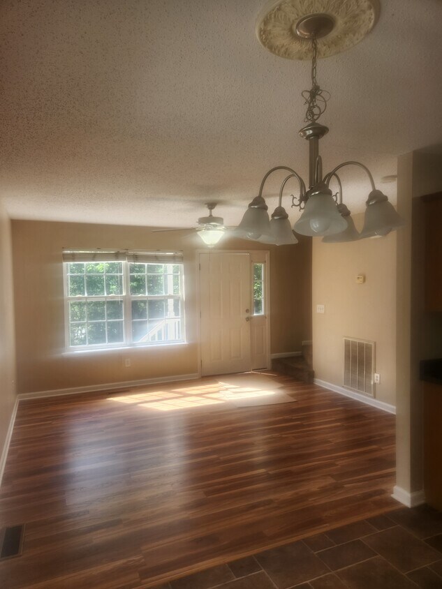 Den - 529 Crest Dr SW