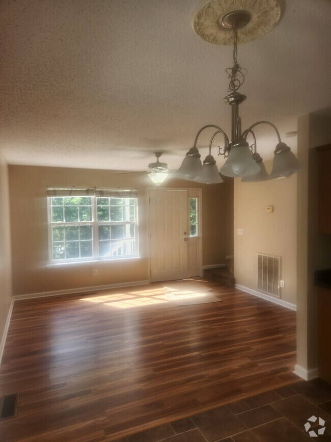 Building Photo - 529 Crest Dr SW