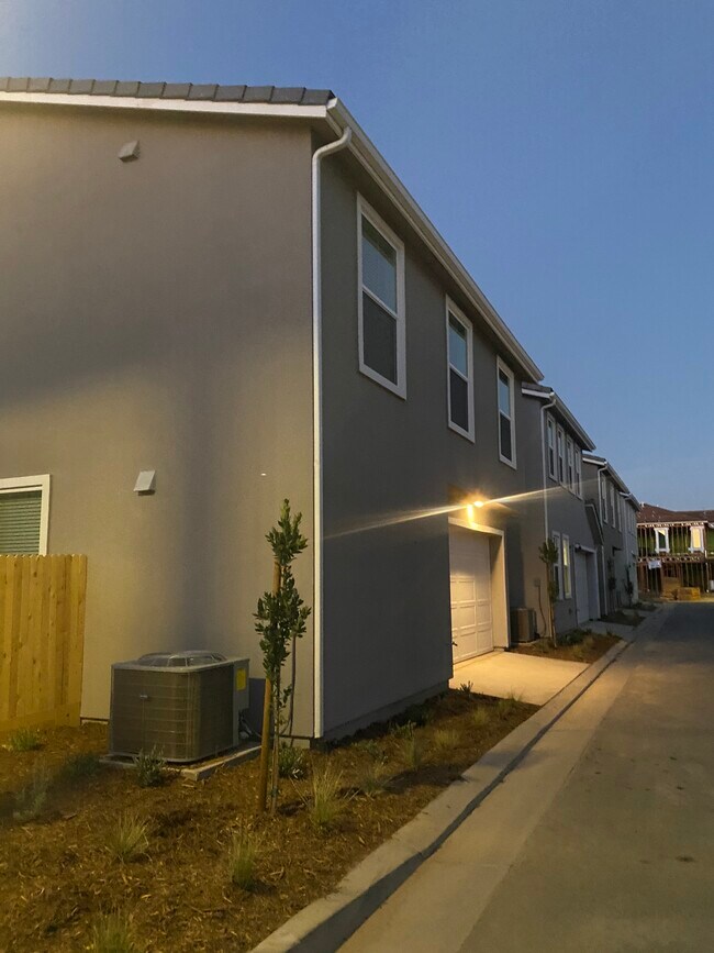 Building Photo - 10945 N Honeysuckle Dr