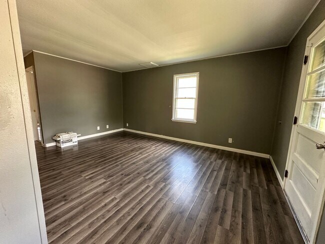 Foto del edificio - 2 bedroom house available now $750
