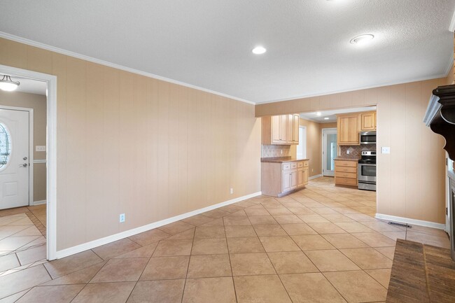 Building Photo - Move-In Special Available! Charming 3-Bedr...