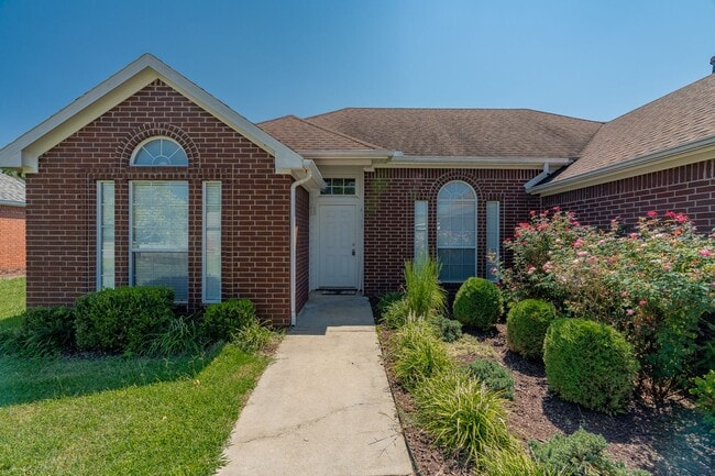 Foto del edificio - 3 Bedroom 2 Bath Beautiful West Fayetteville home!! Great Location, Great yard!!