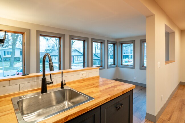 Magníficas vistas desde las ventanas delanteras. - 622 Cedar St