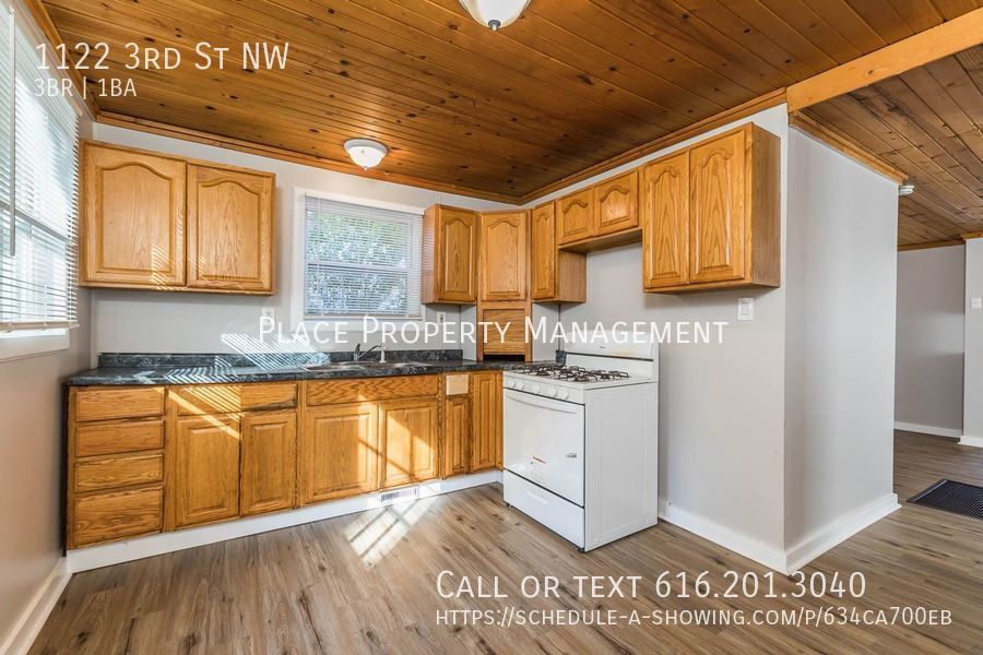 Primary Photo - 1122 3rd St NW - Charming 3 Bedroom House!!