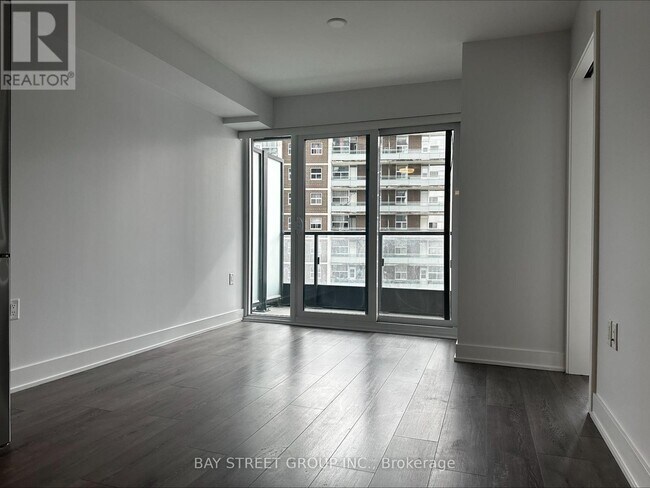 Photo du bâtiment - 585-585 Bloor St E
