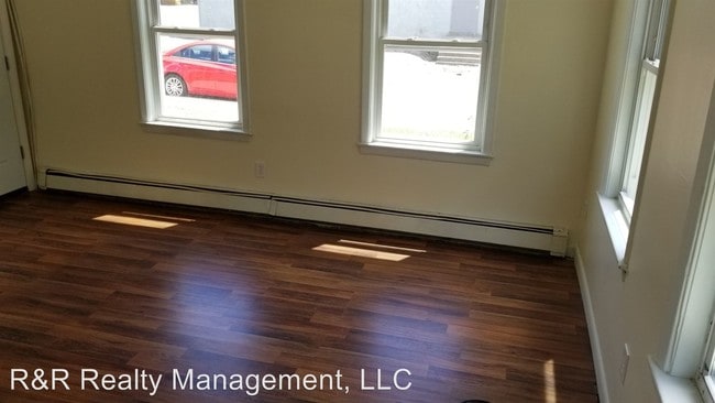 Building Photo - 5 Austin St