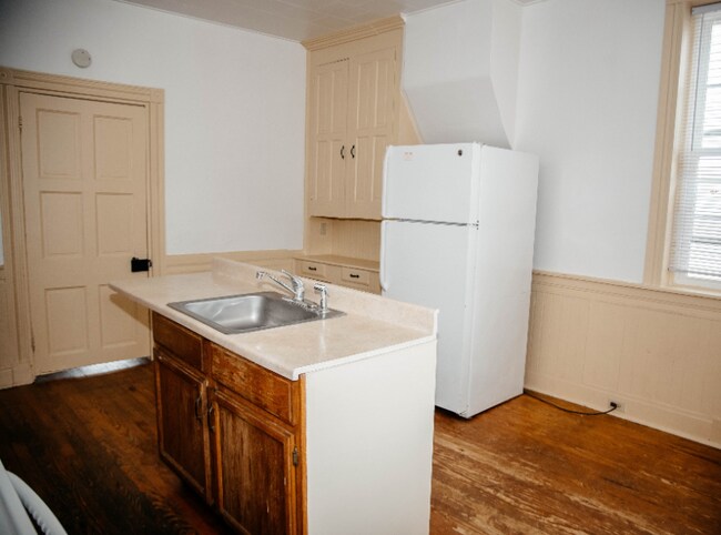 Building Photo - 304 Pine St