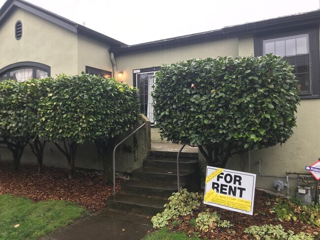 Front entry to both units. - 1827 NE 11th Ave