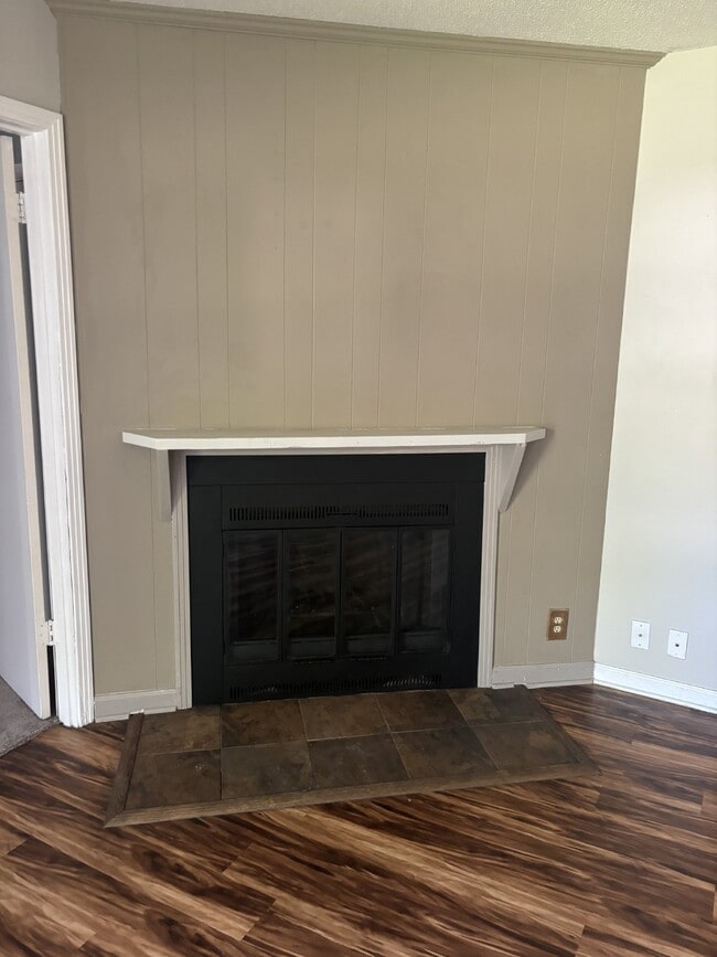 Building Photo - 545 Roselawn Dr