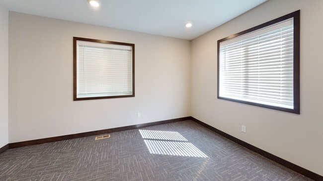 Building Photo - 6 bed 2 bath top unit !