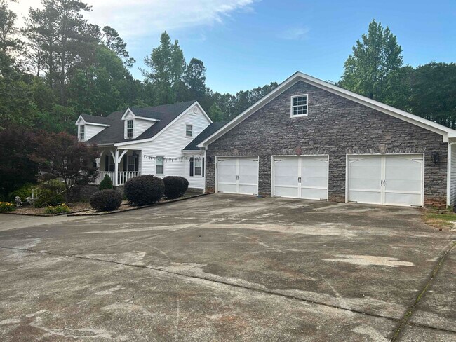 Building Photo - 205 Oak Hill Cir