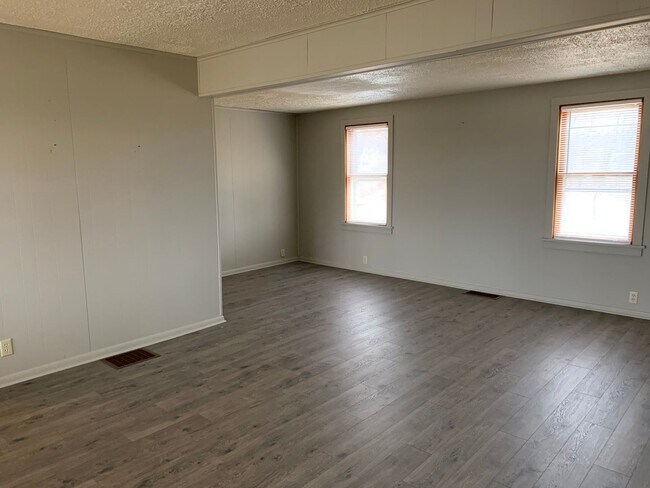 Foto del edificio - *Available June! * Beautiful 3 bedroom, 1 ...