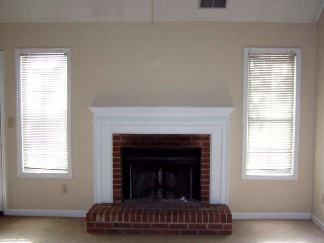 Building Photo - 5066 Laurel Glen Ct SE