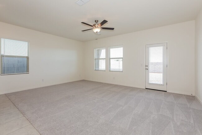 Foto del edificio - 32443 N Newby Dr