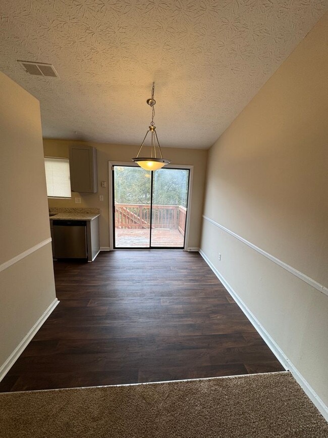 Foto del edificio - Stone Mountain 4 bed 2 bath Home with Fenc...