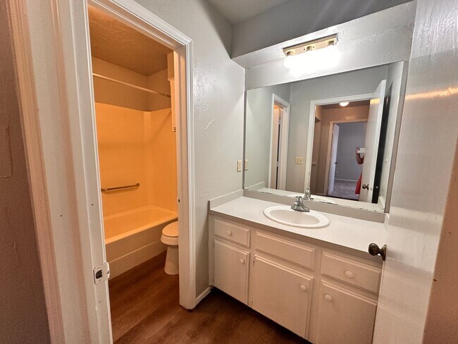 Foto del edificio - 2 Bedroom, 2 Bathroom Unit in Quiet Cul-de...