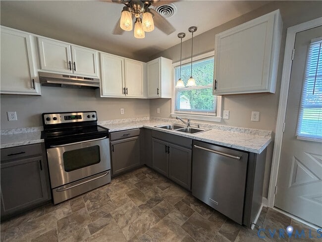 Building Photo - 526 Roslyn Ave