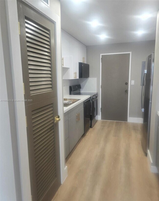 Foto del edificio - 9800 W Bay Harbor Dr