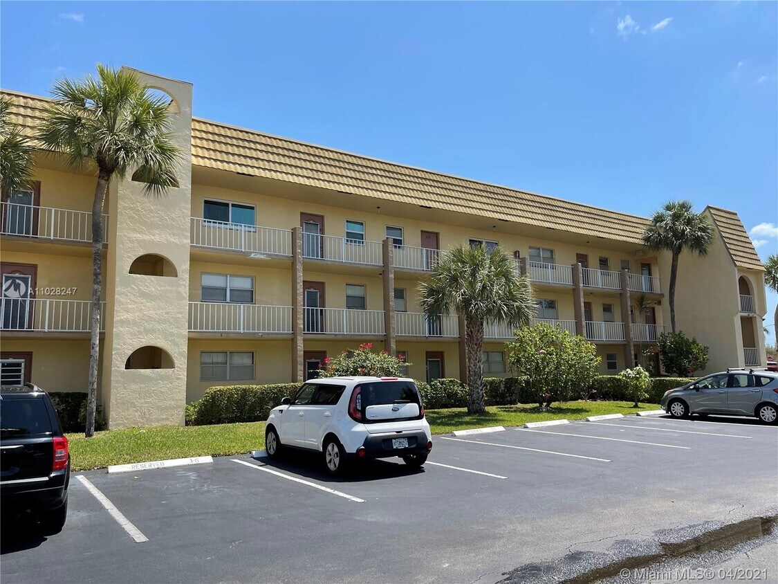 8200 Sunrise Lakes Blvd Unit 308, Sunrise, FL 33322 Condo for Rent in