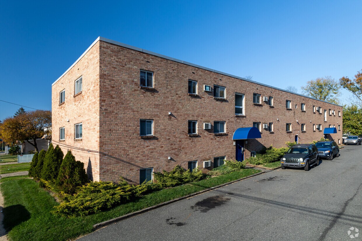 Stradford Arms Apartments in Philadelphia, PA