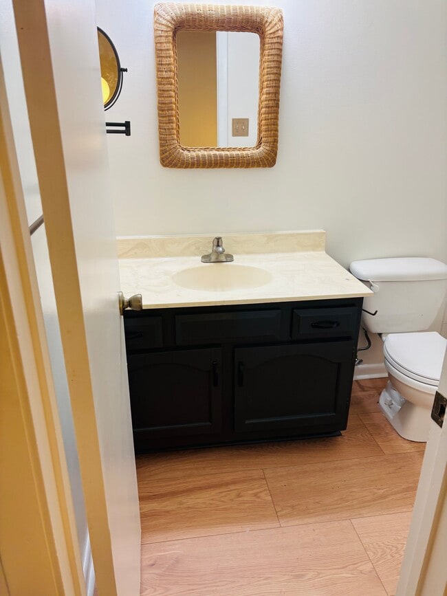 Building Photo - 1556 Beachview Dr