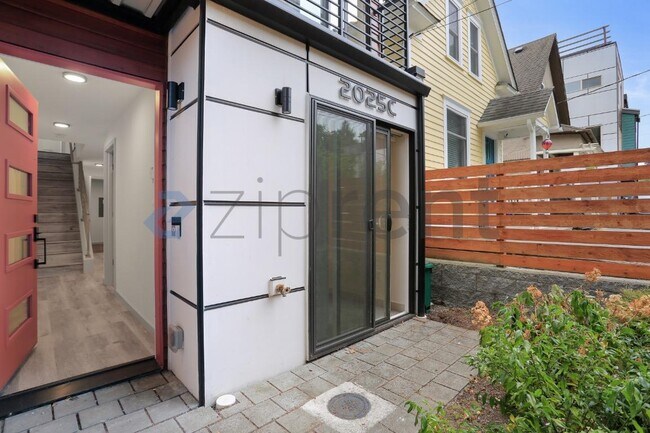 Building Photo - Unit C