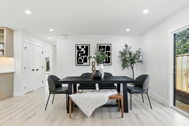 Foto del edificio - Refined Redwood City Living: Exquisitely R...