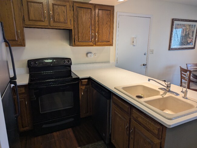 Building Photo - 5529 E Lake Dr