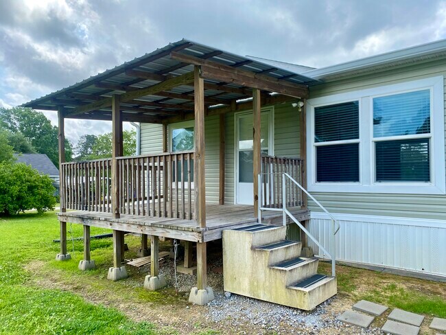 Nice front porch - 3256 Blythe Rd