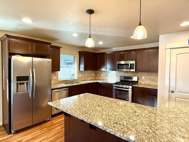 Foto del edificio - 4 Bedroom Home: Fenced Backyard & Great Location!