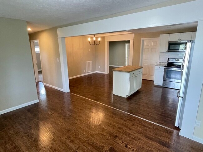 Building Photo - White House area home with renovations!