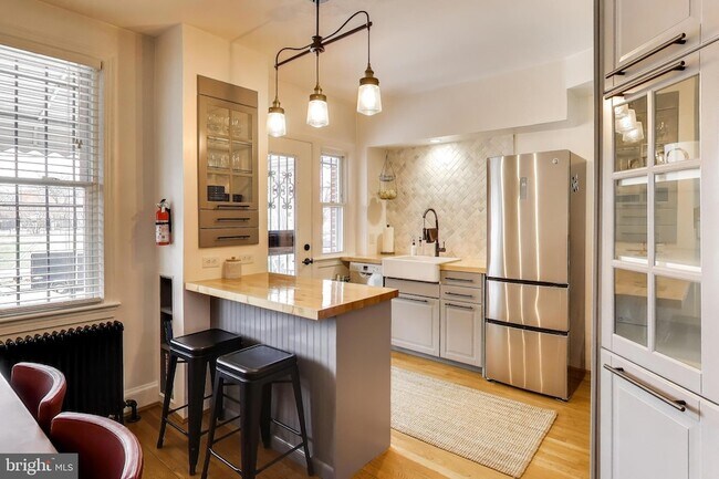 Foto del edificio - 1766 E Street NE Unit