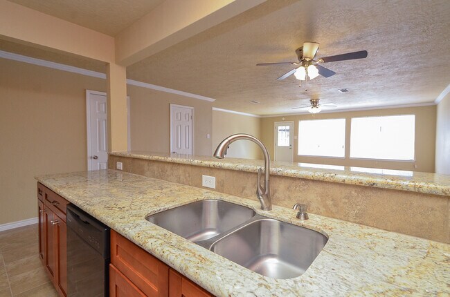 Foto del edificio - 3 BEDROOM TOWNHOME FOR LEASE IN LANGHAM CREEK