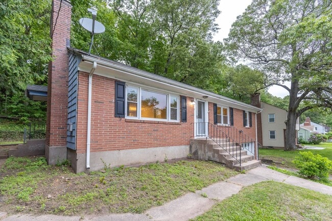 Building Photo - 3 Bedroom, 2 Bathroom home with Finished B...