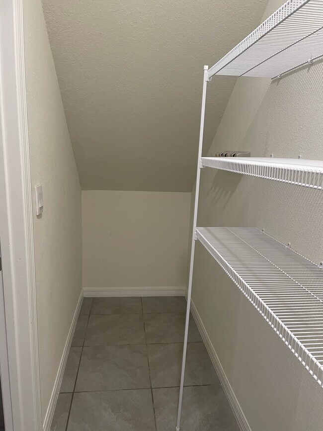Large Pantry Left - 5440 Oxford Gray Rd