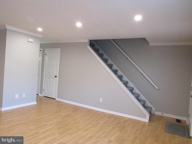 Foto del edificio - 716 Sandalwood Ln