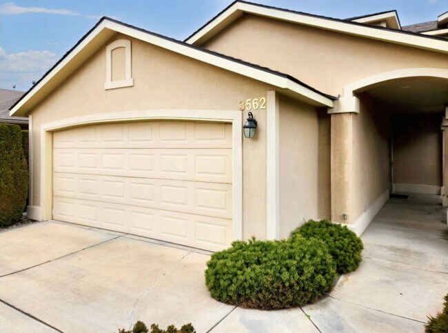 Foto del edificio - LARGE 2-Story 4 Bedroom Townhouse for Rent