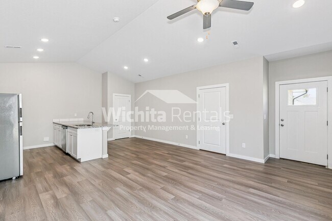 Foto del edificio - Move-In Ready Duplex in Bel Aire!