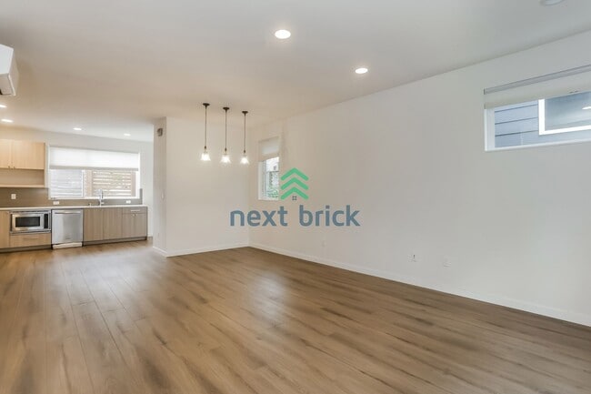 Building Photo - A beautiful 3 bed and 2 bathroom house for rent