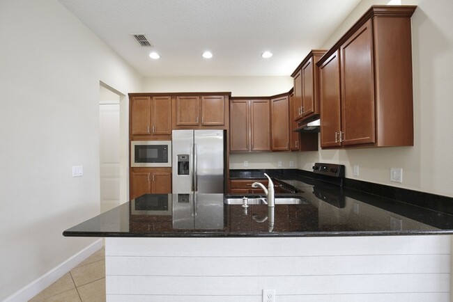 Foto del edificio - Beautiful 3/2.5 Spacious Townhome with a L...