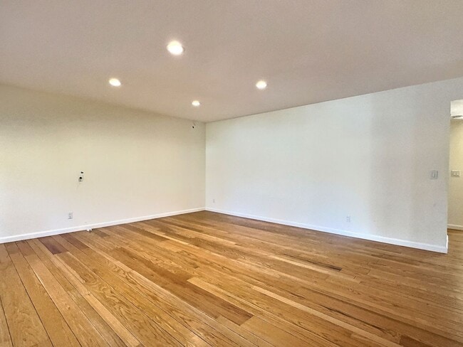 Foto del edificio - 4BD/2BA – Bright Los Altos cul-de-sac home...