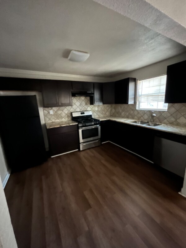 Building Photo - 2138 Custer Dr